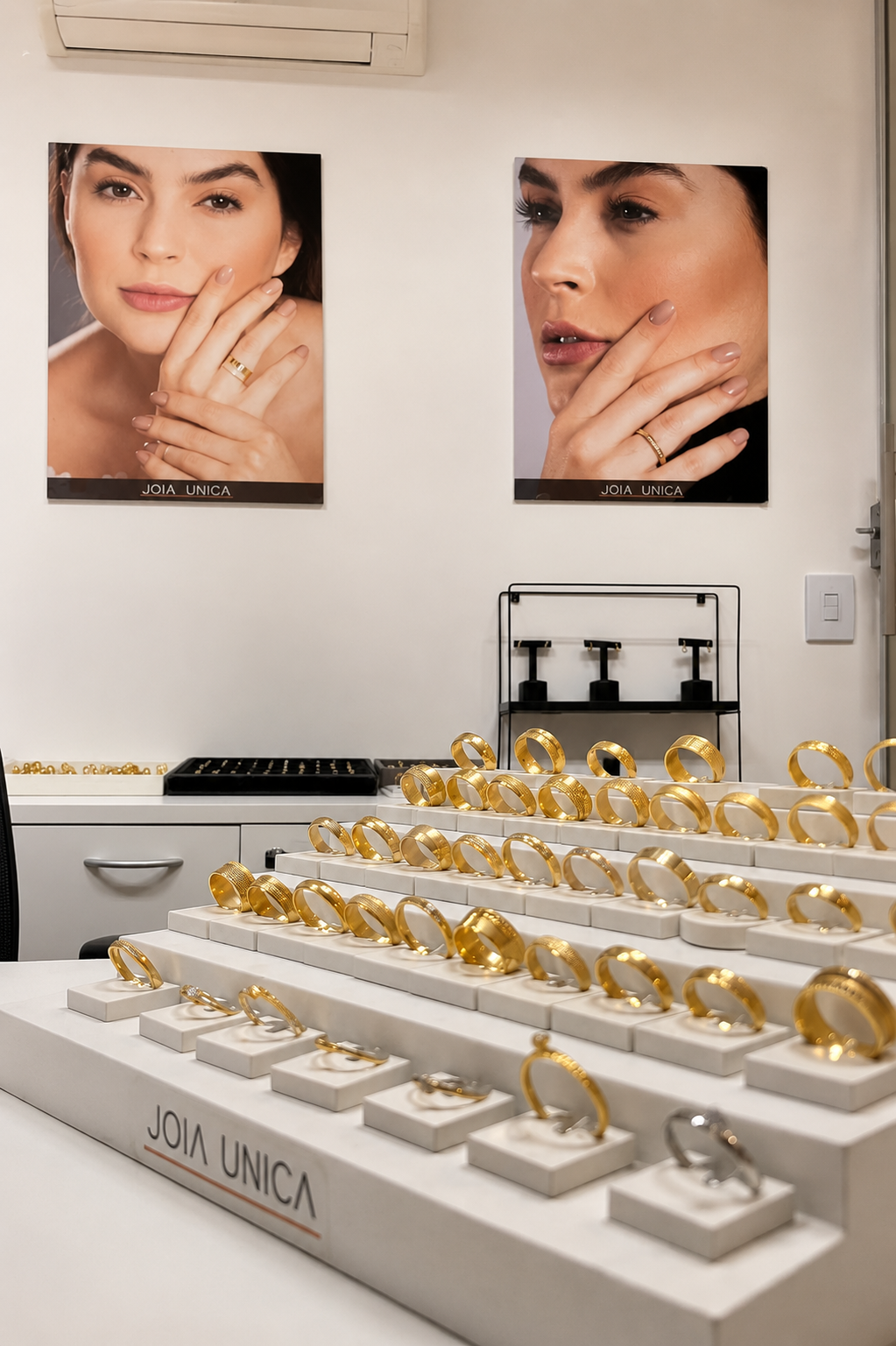 Mostruário de alianças de ouro exposto no showroom Joia Única